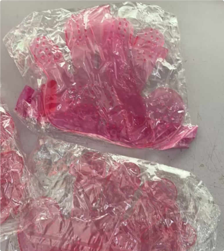 Silicone pet grooming glove for cats and dogs removing loose fur
Pet finger grooming glove massage brush close-up
Dog being groomed with silicone pet glove
Cat hair removal glove reusable grooming tool