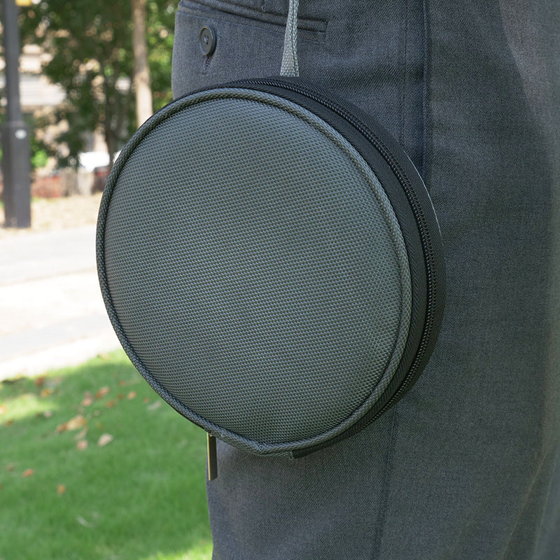 Foldable portable pet bowl for dogs and cats outdoors
Travel-friendly pet water and food bowl folded flat
Lightweight collapsible dog bowl for outdoor use
Pet feeding bowl used on grass during travel
Compact foldable pet bowl for walking and camping