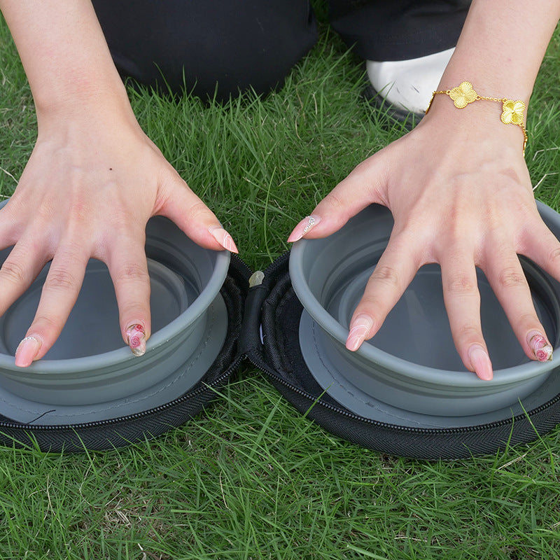 Foldable portable pet bowl for dogs and cats outdoors
Travel-friendly pet water and food bowl folded flat
Lightweight collapsible dog bowl for outdoor use
Pet feeding bowl used on grass during travel
Compact foldable pet bowl for walking and camping